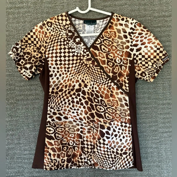 Cheetah Print Scrub Top Size Small - Picture 1 of 3